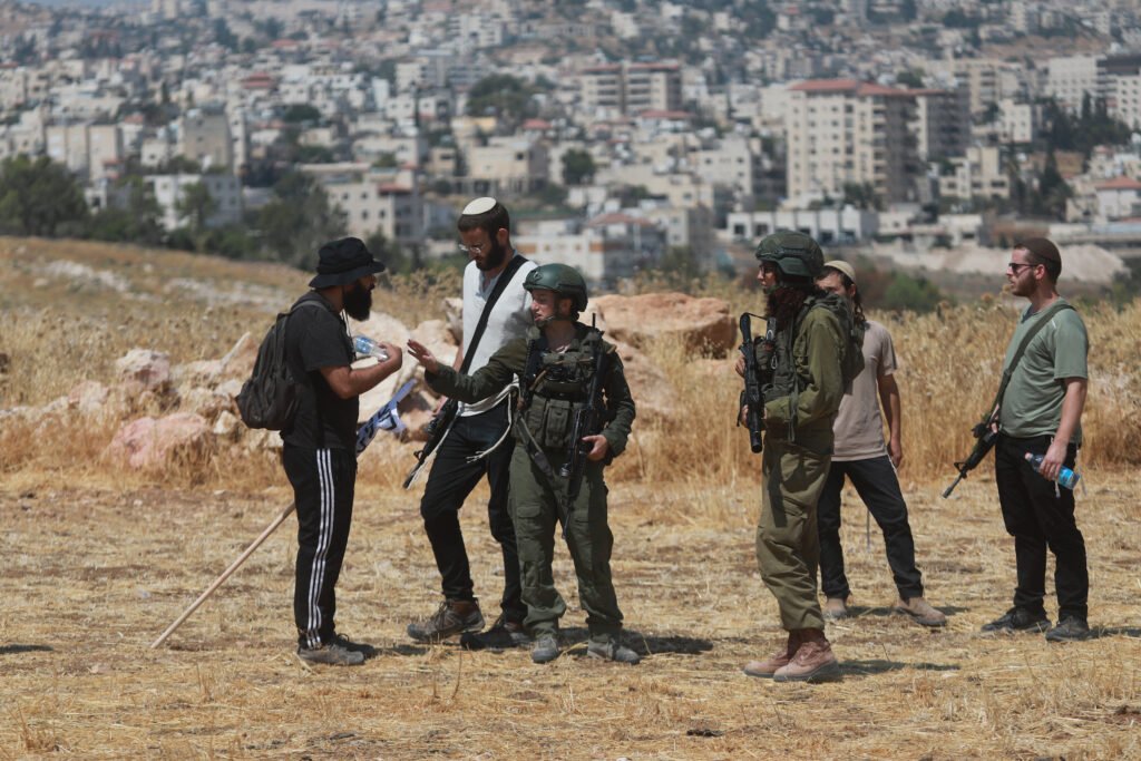 المركز الفلسطيني لحقوق الإنسان: تصاعد غير مسبوق في اعتداءات المستوطنين بالضفة
