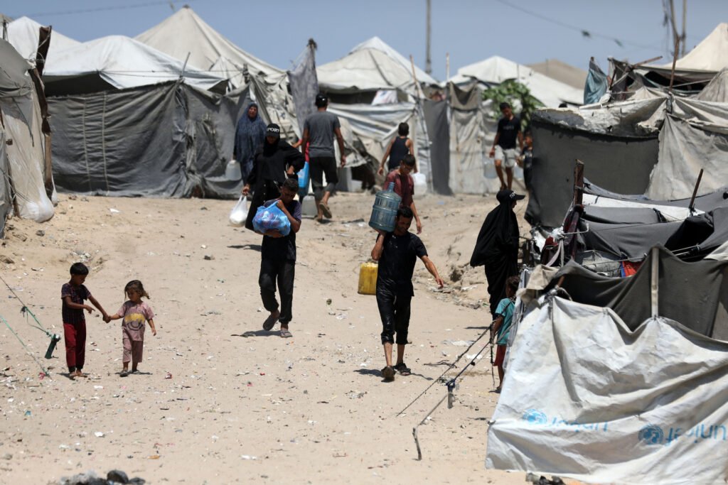 المركز الفلسطيني لحقوق الإنسان: مئات الآلاف في خيام ومراكز إيواء