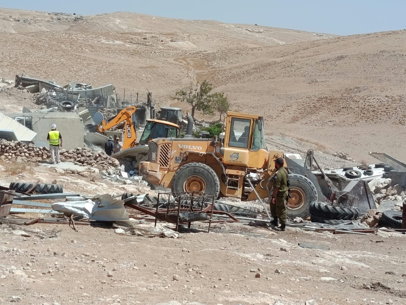 المركز الفلسطيني يدين هدم منشآت في مسافر يطا وتشريد أسر