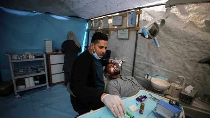 مركز غزة لحقوق الإنسان: تقييد إدخال المستلزمات الطبية يحوّل العلاج إلى رفاهية